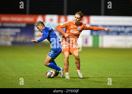 11.10.2024, Velbert, IMS Arena, Deutschland, Niederrhein Pokal, SSVg Velbert gegen MSV Duisburg DFB-Regionalliga West-Vorschriften verbieten jede Verwendung von Fotografien als Bildsequenzen und/oder Quasi-Video im Bild Reo Yoschida ( SSVg Velbert #30 ) gegen Patrick Sussek ( MSV Duisburg #37 ). Foto © Nordphoto GmbH/Freund Stockfoto