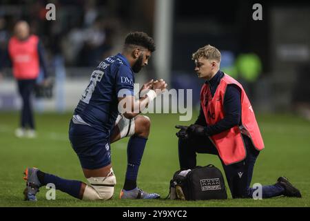 Eccles, Großbritannien. Oktober 2024. Hyron Andrews von Sale Sharks erhält Behandlung während des Gallagher Premiership Matches Sale Sharks vs Newcastle Falcons im Salford Community Stadium, Eccles, Vereinigtes Königreich, 11. Oktober 2024 (Foto: Alfie Cosgrove/News Images) in Eccles, Vereinigtes Königreich am 10.11.2024. (Foto: Alfie Cosgrove/News Images/SIPA USA) Credit: SIPA USA/Alamy Live News Stockfoto