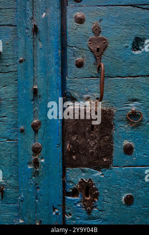 Frankreich, Lot, Occitanie, im Dorf Martel, dem schönsten Dorf Frankreichs, Detail eines Schlosses an einer Wagentür in blau in der Rue Droite Stockfoto