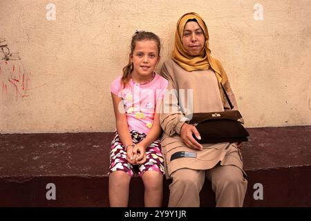 Saida, Libanon. Oktober 2024. Eine vertriebene Mutter und ein Mädchen posieren für ein Foto, in einer Schule in Saida, wo sie leben, nachdem sie gezwungen wurden, ihre Heimat zu verlassen. Der Krieg zwischen Israel und der Hisbollah hat mehr als 1,2 Millionen Menschen vertrieben und mehr als 2.000 Menschen getötet. (Foto: Ximena Borrazas/SOPA Images/SIPA USA) Credit: SIPA USA/Alamy Live News Stockfoto