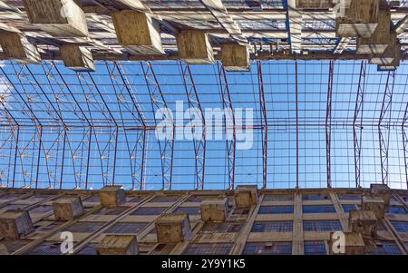 Blick auf das höhlenartige Atrium des Brooklyn Army Terminals. Das von Cass Gilbert entworfene Gebäude ist im National Register of Historic Places eingetragen. Stockfoto