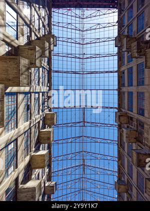 Blick auf das höhlenartige Atrium des Brooklyn Army Terminals. Das von Cass Gilbert entworfene Gebäude ist im National Register of Historic Places eingetragen. Stockfoto