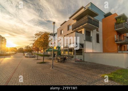 Herbstlicher sonniger Farbabend in der Nähe der Moldau in Ceske Budejovice CZ 10 09 2024 Stockfoto