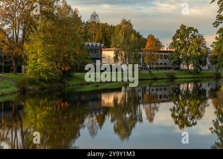 Herbstlicher sonniger Farbabend in der Nähe der Moldau in Ceske Budejovice CZ 10 09 2024 Stockfoto