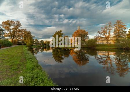 Herbstlicher sonniger Farbabend in der Nähe der Moldau in Ceske Budejovice CZ 10 09 2024 Stockfoto