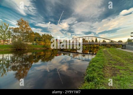 Herbstlicher sonniger Farbabend in der Nähe der Moldau in Ceske Budejovice CZ 10 09 2024 Stockfoto