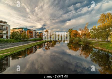 Herbstlicher sonniger Farbabend in der Nähe der Moldau in Ceske Budejovice CZ 10 09 2024 Stockfoto