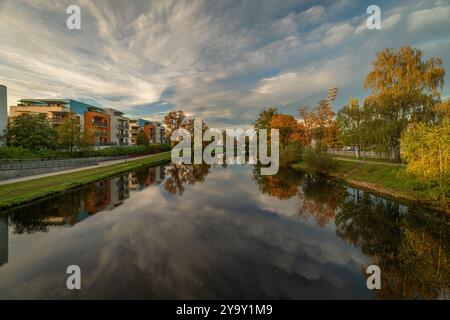 Herbstlicher sonniger Farbabend in der Nähe der Moldau in Ceske Budejovice CZ 10 09 2024 Stockfoto