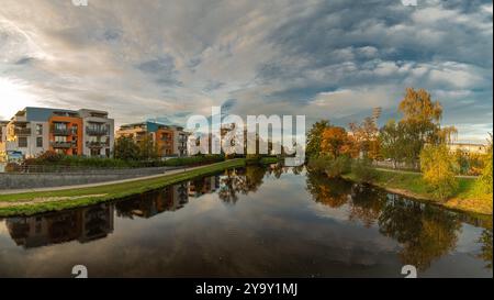 Herbstlicher sonniger Farbabend in der Nähe der Moldau in Ceske Budejovice CZ 10 09 2024 Stockfoto