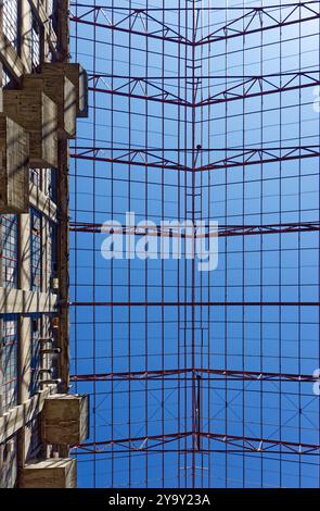 Blick auf das höhlenartige Atrium des Brooklyn Army Terminals. Das von Cass Gilbert entworfene Gebäude ist im National Register of Historic Places eingetragen. Stockfoto