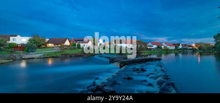 Weir nach Sonnenuntergang auf der Moldau in Roznov Teil von Ceske Budejovice CZ 10 09 2024 Stockfoto