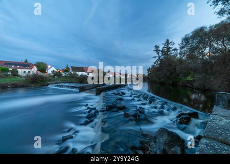 Weir nach Sonnenuntergang auf der Moldau in Roznov Teil von Ceske Budejovice CZ 10 09 2024 Stockfoto