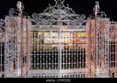 Frankreich, Paris, Parc de La Villette, Cite de la Musique, Philharmonie de Paris des Architekten Jean Nouvel, temporäre Metallausstellung. Das Werk des belgischen bildenden Künstlers Wim Delvoye Untitled/Gate/Knockin on Heaven's Door, aus lasergeschnittenem Edelstahl, 2009 Stockfoto