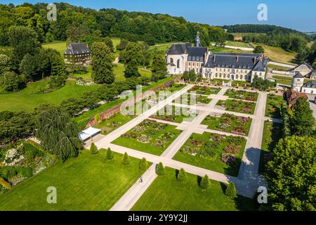 Frankreich, Somme, Argoules, Les jardins de Valloires, die Jardins de Valloires befinden sich im Authie-Tal am Fuße einer majestätischen Zisterzienserabtei und sind das Werk des Landschaftsgärtners Gilles Clément. Die Jardins de Valloires, die als bemerkenswerter Garten gelistet sind, sind eine Schatzgrube mit über 5.000 Arten, die auf 8 Hektar verteilt sind. Es gibt nicht nur einen, sondern fünf stimmungsvolle Gärten, die Sie besuchen können, wenn sich die Jahreszeiten ändern (aus der Vogelperspektive) Stockfoto