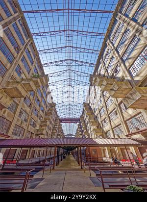 Blick auf den Südwesten des Brooklyn Army Terminals im riesigen Atrium von Building B, dem Herzen eines Lagerbetriebs von der Schiene zum Schiff. Stockfoto