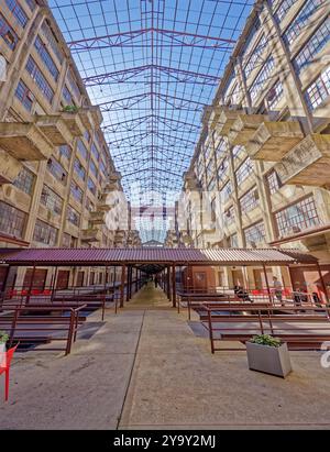 Blick auf den Südwesten des Brooklyn Army Terminals im riesigen Atrium von Building B, dem Herzen eines Lagerbetriebs von der Schiene zum Schiff. Stockfoto