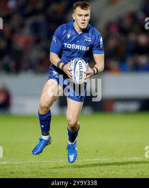 Oktober 2024; Salford Community Stadium, Salford, Lancashire, England; English Premiership Rugby, Sale Sharks versus Newcastle Falcons; Joe Carpenter of Sale Sharks on the Ball Credit: Action Plus Sports Images/Alamy Live News Stockfoto