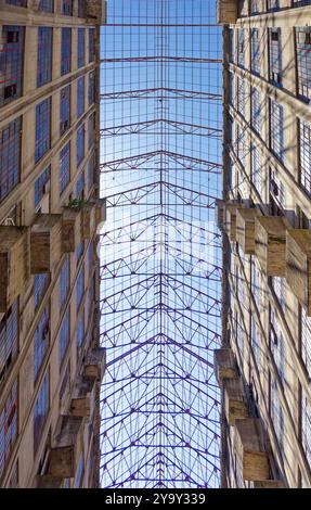 Blick auf das höhlenartige Atrium des Brooklyn Army Terminals. Das von Cass Gilbert entworfene Gebäude ist im National Register of Historic Places eingetragen. Stockfoto