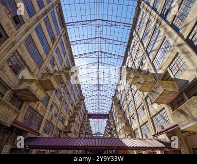 Blick auf das höhlenartige Atrium des Brooklyn Army Terminals. Das von Cass Gilbert entworfene Gebäude ist im National Register of Historic Places eingetragen. Stockfoto