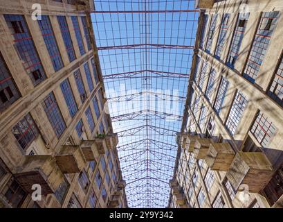 Blick auf das höhlenartige Atrium des Brooklyn Army Terminals. Das von Cass Gilbert entworfene Gebäude ist im National Register of Historic Places eingetragen. Stockfoto