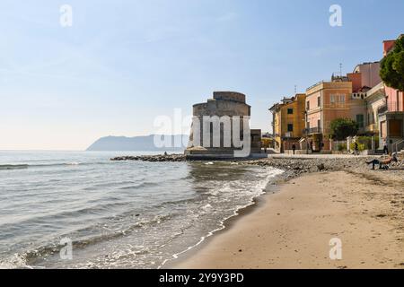 Der Sarazenenturm, eine alte Verteidigungsbastion, die im 16. Jahrhundert an der Küste erbaut wurde, mit dem Capo Mele im Hintergrund, Alassio, Ligurien, Italien Stockfoto