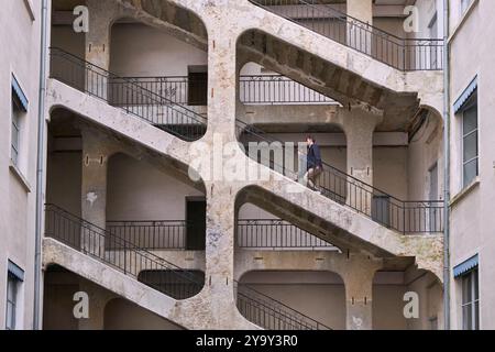 Frankreich, Rhone, Lyon, historische Stätte, die von der UNESCO zum Weltkulturerbe erklärt wurde, Croix-Rousse-Hänge-Viertel, Traboules des alten Lyon, der Cour des Voraces, auch Maison de la Republique genannt, ein Denkmal, das nach der Revolte der Canuts (Seidenarbeiter) 1848 berühmt wurde, mit seiner monumentalen sechsstöckigen Fassadentreppe, Sozialwohnungen seit 1995 Stockfoto