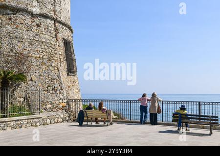 Der Sarazenenturm (16. Jh.), der gegen die Angriffe von Piraten errichtet wurde und an einem sonnigen Frühlingstag den Blick auf das Meer genießt, Alassio, Ligurien Stockfoto