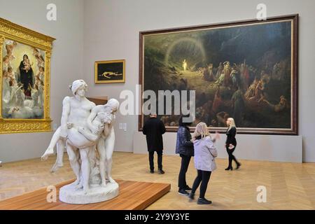 Frankreich, Paris, das von der UNESCO zum Weltkulturerbe erklärt wurde, beherbergt das Petit Palais, das für die Weltausstellung 1900 erbaut wurde, das Museum der Schönen Künste der Stadt Paris, die großformatige Galerie, das Tal der Tränen von Gustave Dore 1883 und die erste Beerdigung, Skulptur von Louis Ernest Barrias 1883 Stockfoto