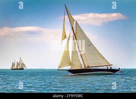 Frankreich, Morbihan, Golf von Morbihan, Arzon, Port Navalo, Pen Duick, Auric Cutter, Eric Tabarly's erstes Segelboot, große Parade der alten Takelage, Gulf Week, Ausgabe 2023 Stockfoto