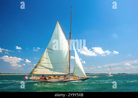 Frankreich, Morbihan, Golf von Morbihan, Arzon, Port Navalo, Pen Duick, Auric Cutter, Eric Tabarly's erstes Segelboot, große Parade der alten Takelage, Gulf Week, Ausgabe 2023 Stockfoto