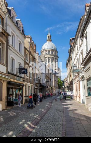 Frankreich, Pas de Calais, Boulogne sur Mer, Rue de Lille in der Altstadt mit Blick auf die Basilika Notre Dame de l'Immaculee Conception Stockfoto