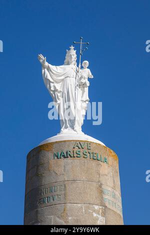 Frankreich, Somme (80), Baie de Somme, Mers-les-bains, Notre-Dame de la falaise à Mers-les-bains stellt die mit einem Stern gekrönte Jungfrau und Kind dar. Sie stammt aus dem Jahr 1878. Er ist zum Meer hin ausgerichtet, um die Seeleute zu schützen Stockfoto