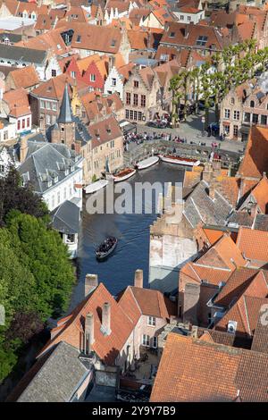 Belgien, Westflandern, Brügge, historisches Zentrum, das von der UNESCO zum Weltkulturerbe erklärt wurde, Blick auf den Rosenkranzkai (Rozenhoedkaai) von der Spitze des Glockenturms Stockfoto
