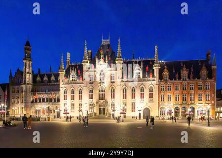 Belgien, Westflandern, Brügge, Altstadt als UNESCO-Weltkulturerbe, Grand Place, Provinciaal Hof oder Provincial Palace, das historium Museum und die Statue von Jan Breydel und Pieter de Coninck, die Brügge Morgens von 1302 massakrierten Unterstützer des Königs von Frankreich geleitet Stockfoto