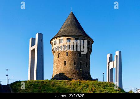 Frankreich, Finistere, Brest, Turm von La Motte Tanguy (Museum der Altstadt) vor der Recouvrance-Brücke ist eine Aufstiegsbrücke, die Penfeld überquert Stockfoto