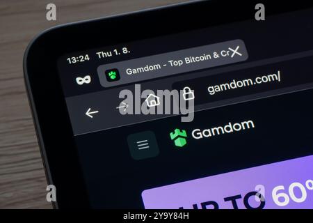 OSTRAVA, TSCHECHIEN - 1. AUGUST 2024: App-Store mit Gamdom Mobile Casino-Anwendung zum Wetten von Kryptowährungen Stockfoto