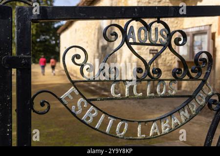 Frankreich, Landes, Labastide d'Armagnac, Radfahrer auf der Scandiberique-Route in der Kapelle Notre Dame des Cyclists Stockfoto