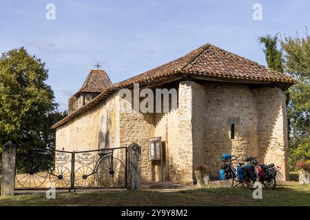 Frankreich, Landes, Labastide d'Armagnac, Radfahrer auf der Scandiberique-Route in der Kapelle Notre Dame des Cyclists Stockfoto