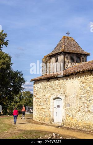 Frankreich, Landes, Labastide d'Armagnac, Radfahrer auf der Scandiberique-Route in der Kapelle Notre Dame des Cyclists Stockfoto