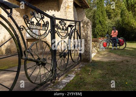 Frankreich, Landes, Labastide d'Armagnac, Radfahrer auf der Scandiberique-Route in der Kapelle Notre Dame des Cyclists Stockfoto