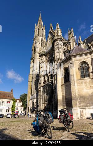 Frankreich, Oise, Senlis, Radtouristen auf der Scandiberique-Route durch das Stadtzentrum, machen eine Pause vor der Kathedrale Notre Dame de Senlis Stockfoto