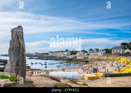 Frankreich, Loire Atlantique, Batz-sur-Mer, Port Saint-Michel, Pierre Longue oder Saint-Michel Menhir und Strand Saint-Michel mit seinen gelben Strandhütten Stockfoto