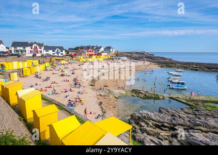 Frankreich, Loire Atlantique, Batz-sur-Mer, Port Saint-Michel, Strand Saint-Michel und seine gelben Strandhütten Stockfoto