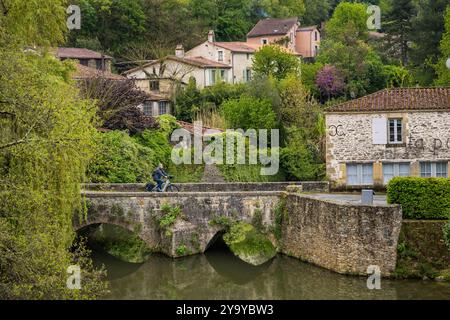 Frankreich, Vendee, Vouvant, benannt Les Plus Beaux Villages de France (die schönsten Dörfer Frankreichs), Radfahrer über die kleine mittelalterliche Brücke über den Fluss La Mère, der das Dorf umgibt Stockfoto