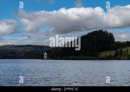 Dramatische Wolkenlandschaft, die sich auf der Oberfläche des Lake vyrnwy Reservoir in powys, wales, spiegelt Stockfoto