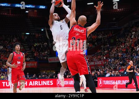 TJ Short (Paris Basketball) &amp; Shavon Shields (EA7 Emporio Armani Olimpia Milano) während der EA7 Emporio Armani Milano vs Paris Basketball, Basketball Euroleague Spiel in Mailand, Italien, 11. Oktober 2024 Stockfoto