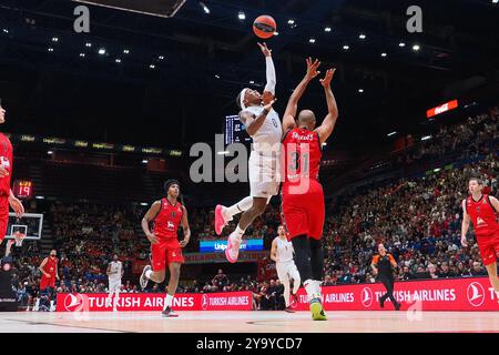 TJ Short (Paris Basketball) &amp; Shavon Shields (EA7 Emporio Armani Olimpia Milano) während der EA7 Emporio Armani Milano vs Paris Basketball, Basketball Euroleague Spiel in Mailand, Italien, 11. Oktober 2024 Stockfoto