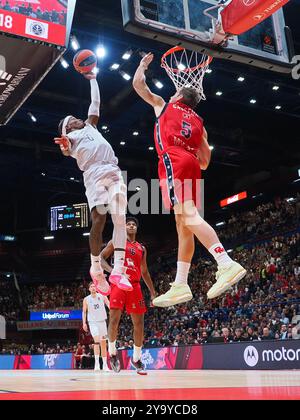 TJ Short (Paris Basketball) &amp; Fabien Causeur (EA7 Emporio Armani Olimpia Milano) während der EA7 Emporio Armani Milano vs Paris Basketball, Basketball Euroleague Spiel in Mailand, Italien, 11. Oktober 2024 Stockfoto