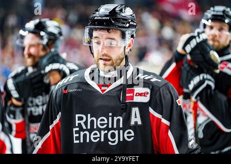 Deutschland. Oktober 2024. Eishockey Penny-DEL 8.Spieltag Koelner Haie - Schwenninger Wild Wings am 11.10.2024 in der Lanxess Arena in Köln Niedergeschlagene Miene nach der Niederlage bei Joshua Currie ( Köln ) Gemaess den Vorgaben der DEL Deutsche Eishockey Liga ist die Publikation und Weiterverwertung der Aufnahmen in elektronischen Medien und Endgeraeten aller Art waehrend des laufenden Spiele nicht zulaessig. Foto: Revierfoto Credit: ddp Media GmbH/Alamy Live News Stockfoto