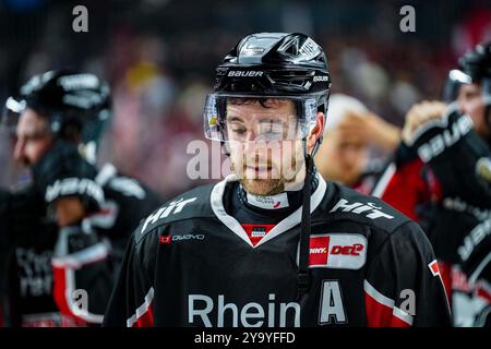 Deutschland. Oktober 2024. Eishockey Penny-DEL 8.Spieltag Koelner Haie - Schwenninger Wild Wings am 11.10.2024 in der Lanxess Arena in Köln Niedergeschlagene Miene nach der Niederlage bei Joshua Currie ( Köln ) Gemaess den Vorgaben der DEL Deutsche Eishockey Liga ist die Publikation und Weiterverwertung der Aufnahmen in elektronischen Medien und Endgeraeten aller Art waehrend des laufenden Spiele nicht zulaessig. Foto: Revierfoto Credit: ddp Media GmbH/Alamy Live News Stockfoto